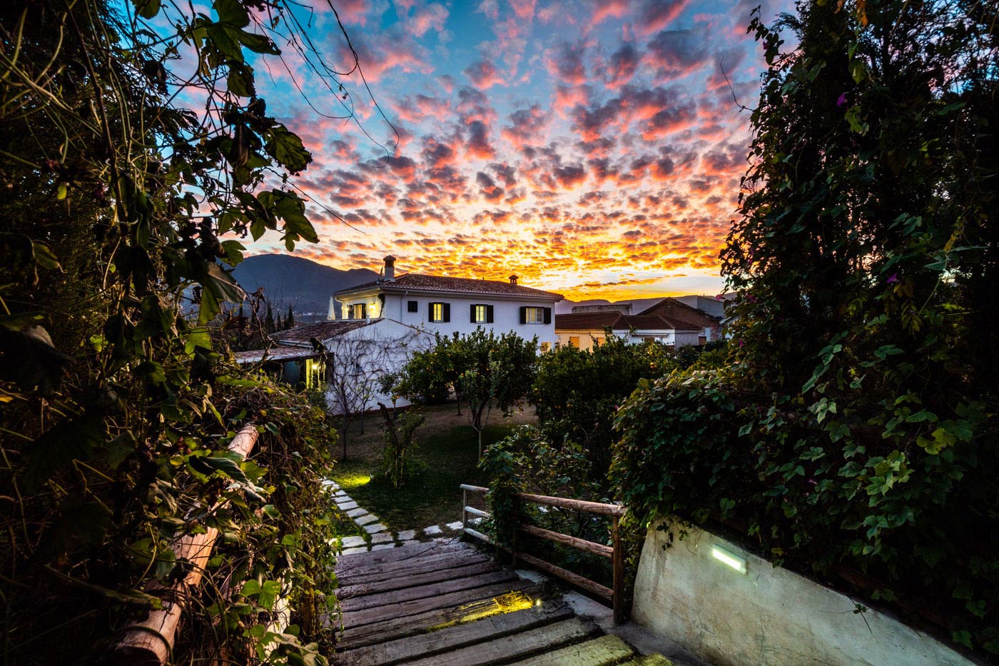 Casa y jardines cuando se pone el sol